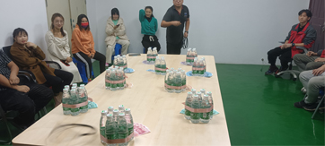 這家公司真土豪，套圈竟用現(xiàn)金當禮品！